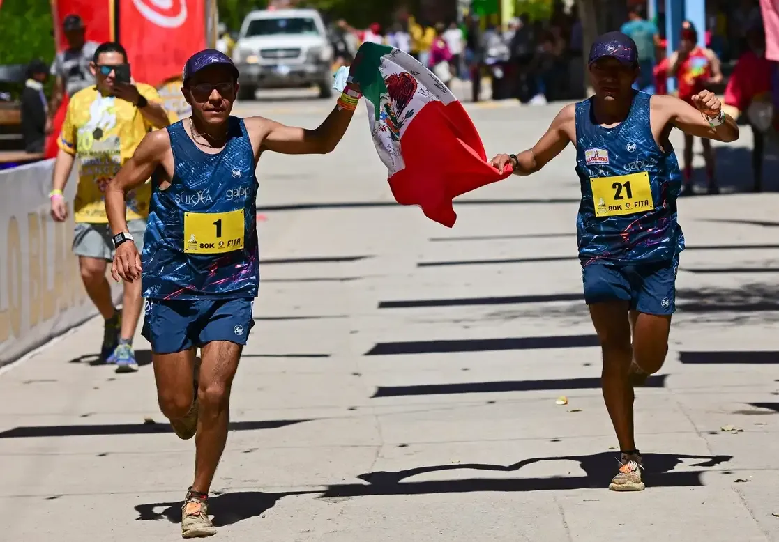 Rarámuri Compitiendo en el Ultra Maratón Caballo Blanco